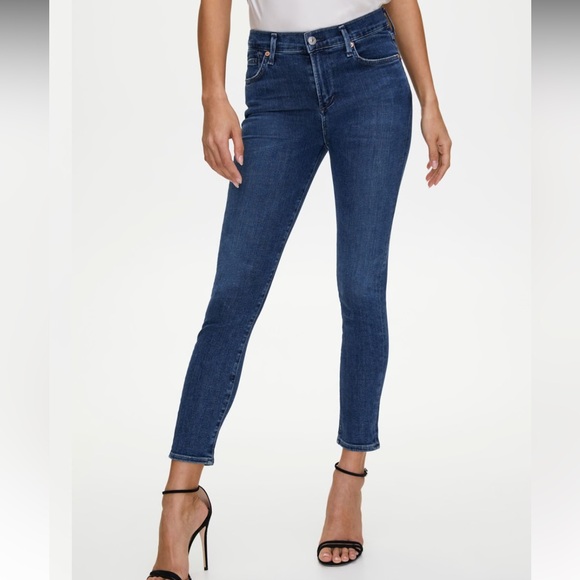 Citizens of Humanity “Rocket Crop” jeans in medium blue in size 26. - Picture 3 of 7